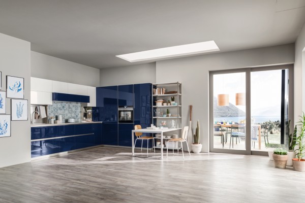 The spirit of a futuristic design.
A kitchen that makes minimalism its trump card, offering a new solution for functionality requirements. Its outstanding features include its pure flat door, the up-